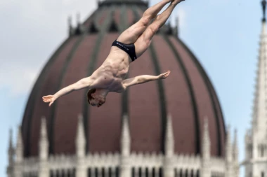 Nebeski skokovi iznad parlamenta