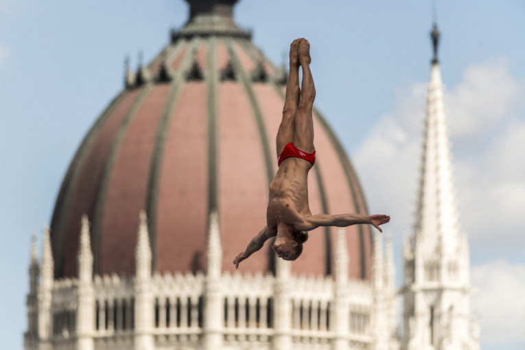 ...uživa u sjajnom pogledu...