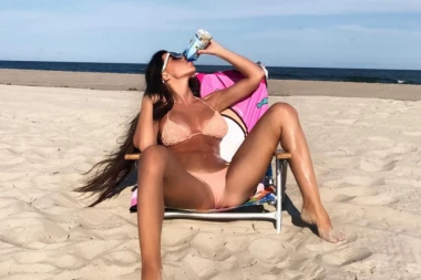 VRUĆE, VRUĆE: Hajde, Stanija, noge raširi i pazi dobro da ništa ne viri