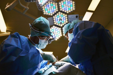 Herojski podvig lekara: U isto vreme porađali trudnicu i operisali joj hematom u glavi