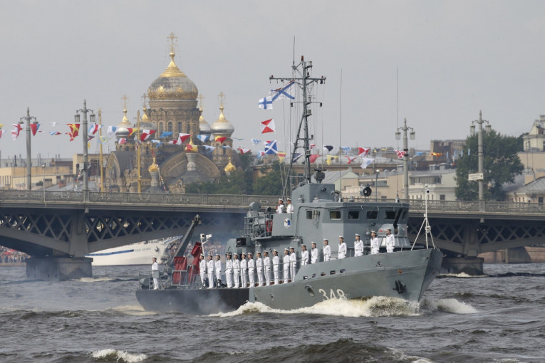 Mornari na palubama pozdravljaju predsednika