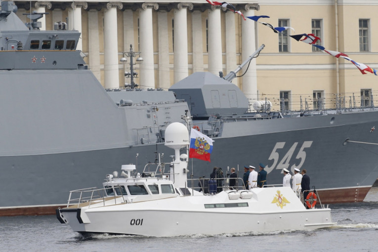 Predsednik Rusije je s brodića pozdravljao mornare na vojnim brodovima