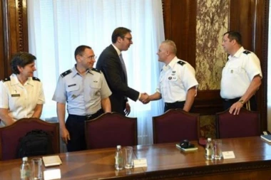 VUČIĆ SA OFICIRIMA SAD: Konstatovana dobra saradnja u oblasti odbrane