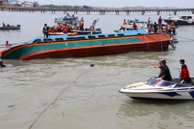 TEŠKA NESREĆA NA MORU: DVOJE DECE NESTALO, JEDNA OSOBA NASTRADALA