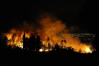 PANIKA U GRČKOJ: Izbio požar kod letnjeg kampa, evakuisano 400 dece!