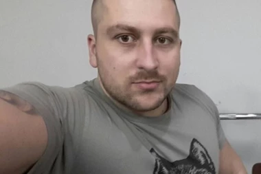 ŠTA MU JE TO OKO VRATA? Mladen OVOM FOTOGRAFIJOM nasmejao sve fanove!