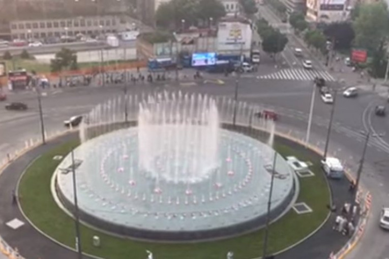 (VIDEO) SKANDAL! Huligani opet sipali deterdžent u fontanu na Slaviji