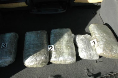 SRAMOTA: Radnik Uprave carina pao sa osam kilograma marihuane!