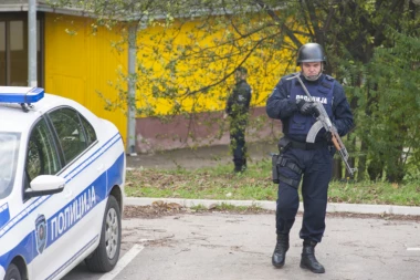 Talačka kriza u naselju Braće Jerković: Zatvorio se u stan sa ženom, preti da će pucati