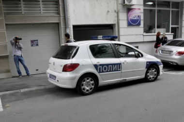 DIVLJAK: Uhapšen jer je oštetio šest automobila na ulici!