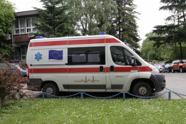 LANČANI SUDAR KOD LIPLJANA: U saobraćajki učestvovala tri vozila, povređeno čak trinaest osoba