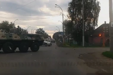 LUDILO U RUSIJI: Saobraćajka - tenk prošao na crveno (VIDEO)