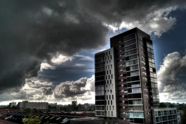 STIŽE VREMENSKI HAOS: U Vojvodini naglo pala temperatura i sprema se pljusak, a crna sudbina čeka i Beograd!