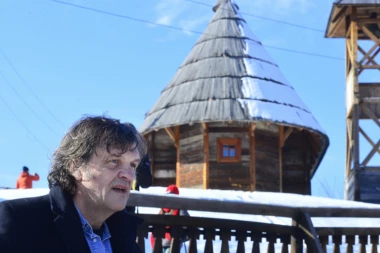 MEHMED-PAŠA I SVETI MAKARIJE ZAGRLJENI U ANDRIĆGRADU