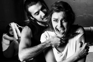 Zver iz Novog Pazara, bio u kućnom pritvoru, iskoristio dvosatnu šetnju za seksualni napad na devojčice