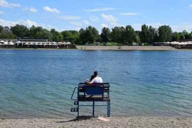 Podignuta plava zastavica na Adi! Kupališna sezona je otvorena: Koje mere moraju da se poštuju na beogradskom moru?