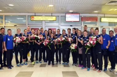 CVEĆE ZA BRONZANE DEVOJKE: Odbojkašice Srbije se vratile u Beograd!