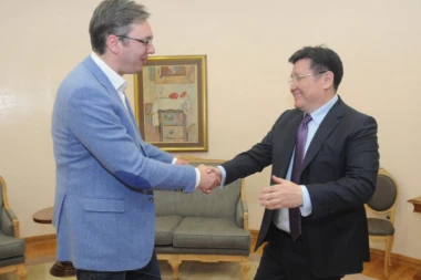 Vučić uručio ambasadoru Kazahstana orden koji mu je dodelio Nikolić!