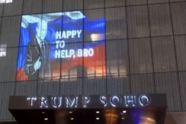 Fasadu Trampovog hotela ukrasila Putinova slika! (VIDEO)