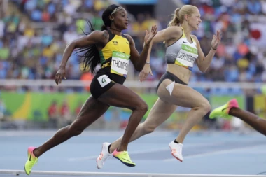 (VIDEO) ATLETIČARKA IMA BIZARAN RITUAL PRED TRKU: Nemica liže bateriju od 9 volti da pokrene telo!