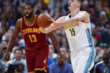 (VIDEO) Evo šta radi Nikola Jokić dok se košarkaši Srbije bore na EP!