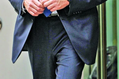 PUKLA BOMBA: Roman "pljunuo" 100 miliona evra