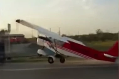 RUSIJA: Avion se zakucao u automobil na pešačkom prelazu! (VIDEO)