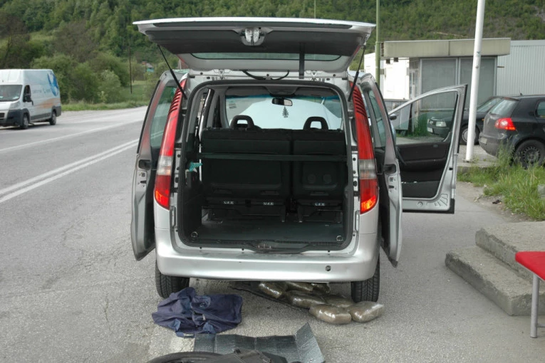 HAOS NA GRADINI! Suprugu švercovao u komodi