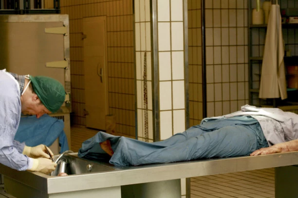 BOŽE SAČUVAJ I SAKLONI: Boranin oplakao i izljubio preminulu ženu u mrtvačnici misleći da je to njegova supruga!