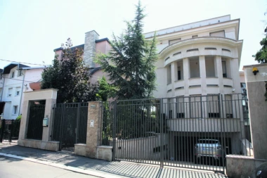 BIZNISMENU POSTAVILI BOMBU POD PROZOR NA BANOVOM BRDU