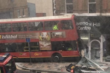 Dabldeker se zabio u izlog prodavnice u Londonu