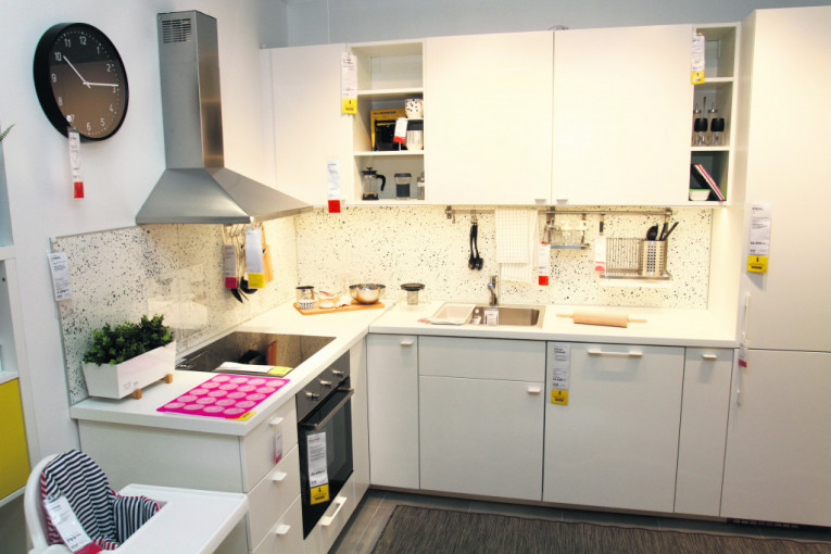 Kuhinja: Indokovana ploča 30.000, pećnica sa vrelim vazduhom 30.699, frižider/zamrzivač A+ 54.999 dinara