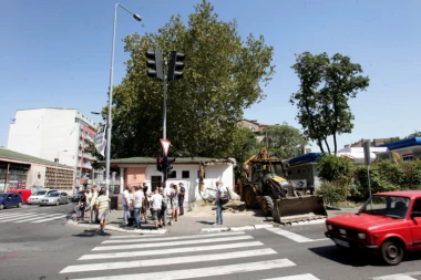 Počelo rušenje ilegalnih objekata na uglu Bulevara despota Stefana i Cvijićeve (FOTO)