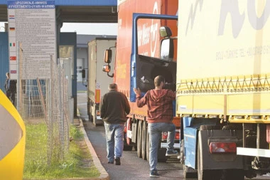 Srpski kamioni puni migranata: Slovenački graničari pronašli više od 20 izbeglica u cisternama!