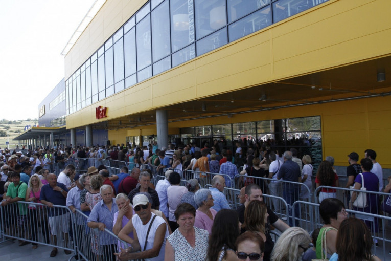 Hiljade ljudi na otvaranju "Ikee"