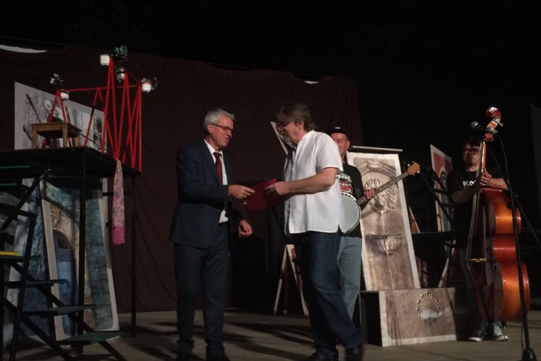 Caci Mihailović prima Povelju