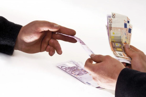 Falsifikovao dokumenta potrebna za kredit: Lepo se opario, al' mu planove pokvarila policija