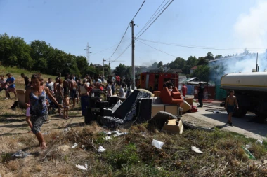 DRAMA NA KARABURMI: Veliki požar u romskom naselju, povređena trudnica (FOTO)