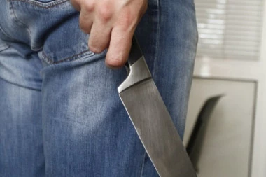 Incident u Novom Pazaru za rubriku verovali ili ne: Muškarac nožem pretio paru, oni ga prebili palicama