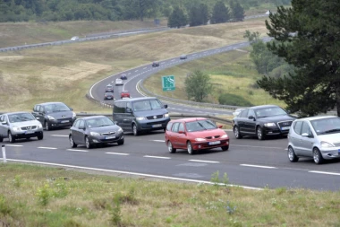 KARAMBOL NA PUTU KRALJEVO - KRAGUJEVAC: Sudar tri automobila i kamiona, povređene četiri osobe!