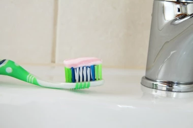 Evo kako da pravilno održavate četkicu za zube, i gde da je nikako ne držite