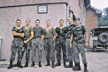 (FOTO) SRPSKA TROBOJKA OSVANULA NA KARAULI KOŠARE! Podsetnik da golobradi junaci nisu i neće biti zaboravljeni