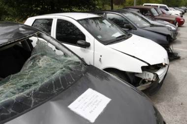 SRPSKI TELEGRAF NA PARKINGU BIA: OVO SU VOZILI SRPSKI AGENTI