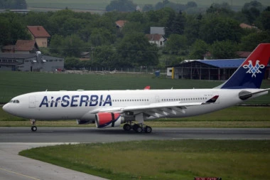 SPAS U PRAVI ČAS! Avion Er Srbije stigao iz Abu Dabija u Beograd: Među 134 naša državljana nalazi se i PET BEBA!