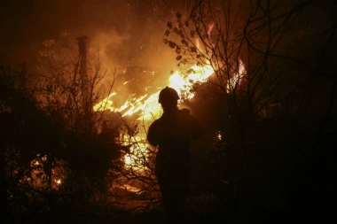 Užas u centru Beograda: Vatrena stihija progutala objekat u Sarajevskoj, ljudi skakali sa četvrtog sprata, svi teško povređeni