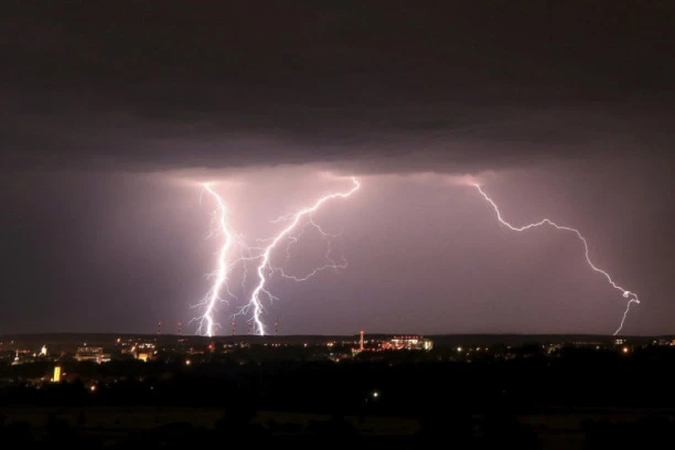 GROM UBIO 11 LJUDI ODJEDNOM! Svi su držali mobilne telefone u rukama, SVET U ŠOKU šta su pokušavali da urade!