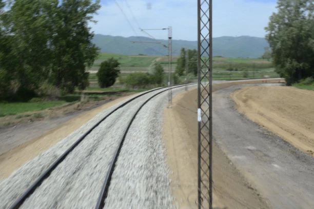 STRAVA I UŽAS: Beživotno telo pronađeno pored pruge u Sremskoj Mitrovici, uveliko u fazi raspadanja