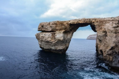 UŽAS U SUTOMORU: Devojčica pala sa stene u more