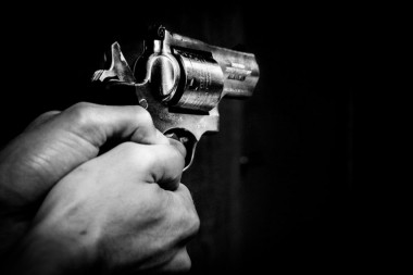 PROLIVENA KRV ZBOG IMOVINE: U naletu besa ščepao pištolj i POKUŠAO DA UBIJE drugog muškarca!