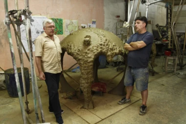 SPOMENIK HEROJIMA SA KOŠARA OSTAVLJA BEZ TEKSTA